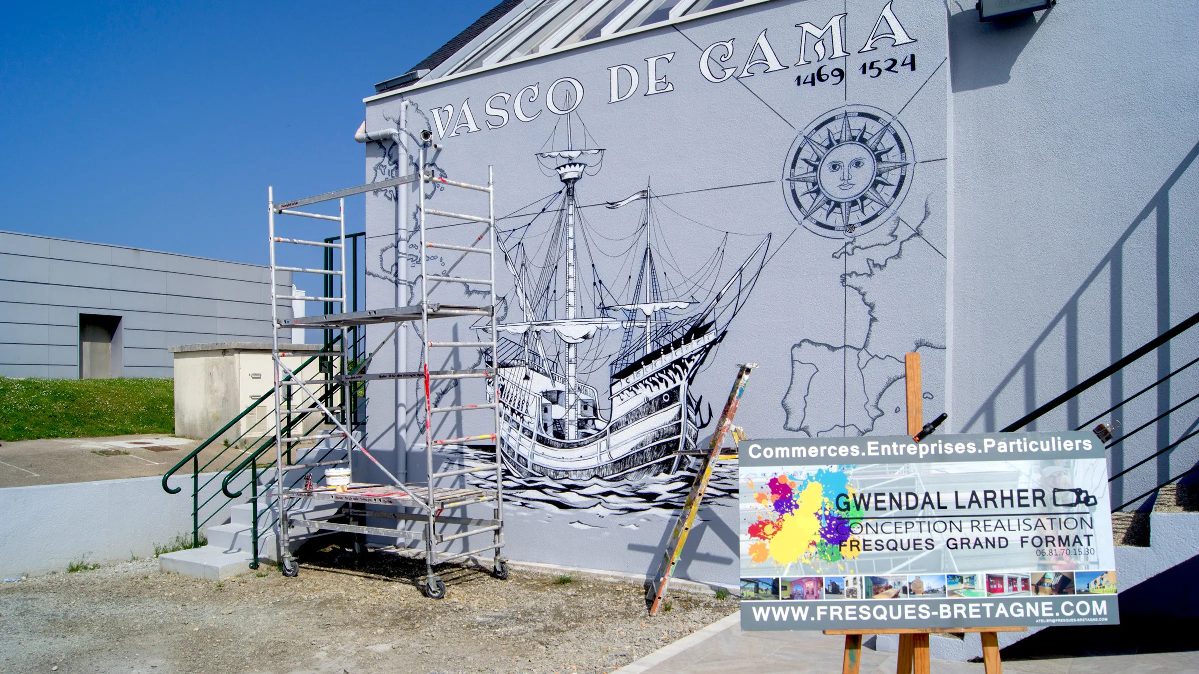 Grande fresque de street art sur la façade d'un restaurant à Roscoff, caravelle de Vasco de Gama, rose des vents et carte du monde en noir et blanc, chantier avec échafaudage roulant